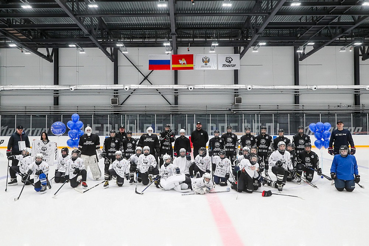 «Мы все разные, но хоккей – один» | «Белые Медведицы» провели совместную тренировку с командой «ДоброТрактор» 
