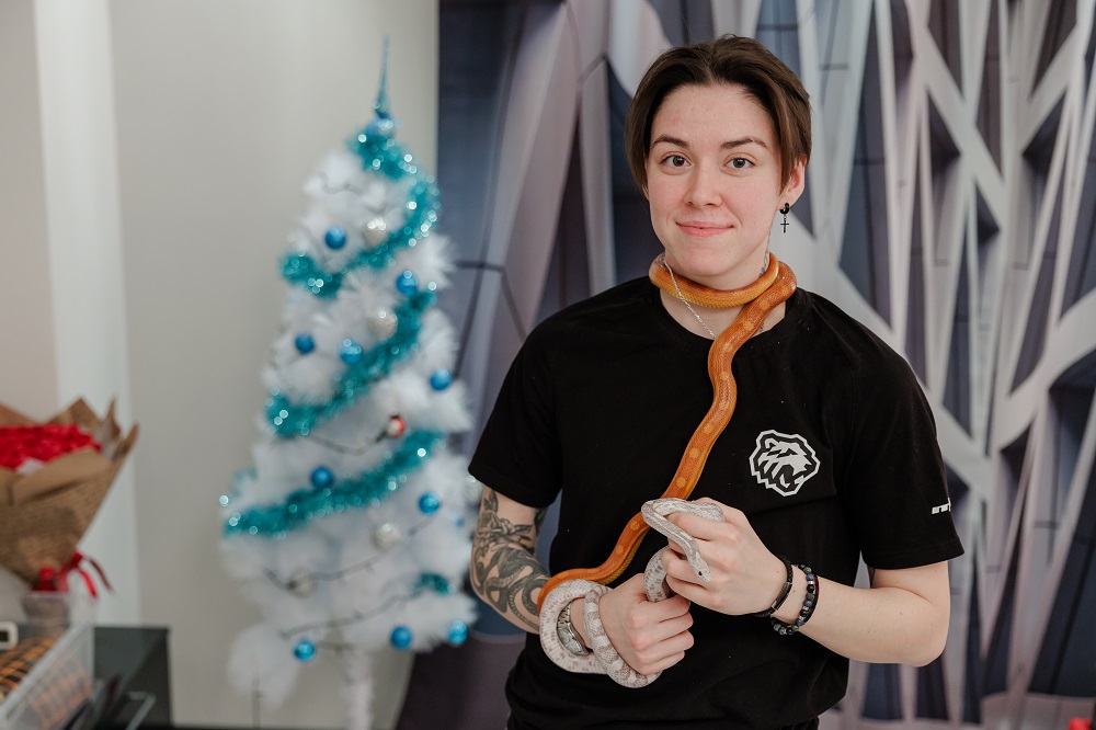 ЖХЛ 24/25. Кормить их страшнее, чем обниматься: как хоккеистка «Белых медведиц» Карина Золотарёва живет с двумя змеями 