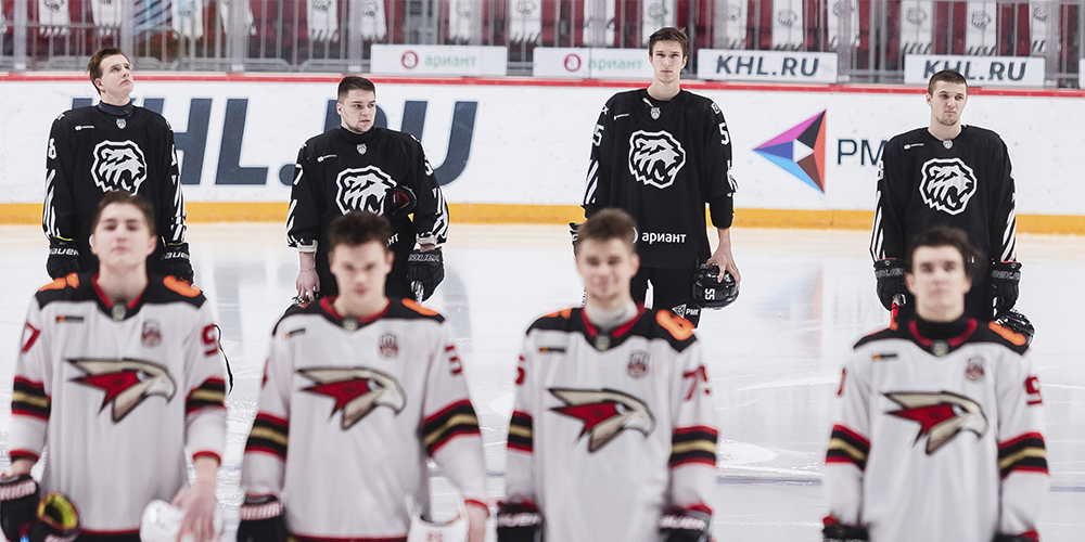 Белые медведицы жхл. Хк трактор. Команда белые медведи. Белые медведи состав 2024. Белые медведи хоккей москва.
