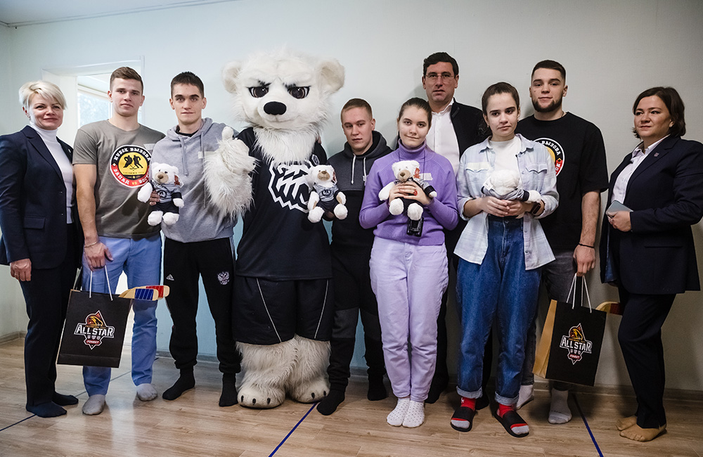 Участники Кубка Вызова 2022 сделали подарок воспитанникам фонда «Звёздный дождь» 