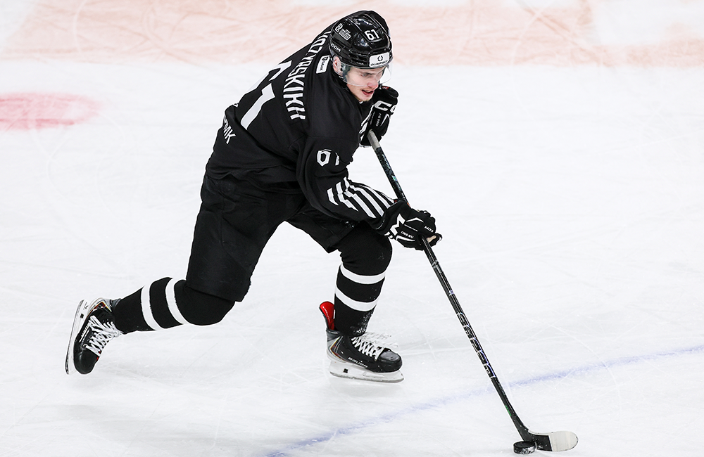 Матвей Козырских: «Каждая заброшенная шайба добавляет уверенности, каждый набранный балл мотивирует двигаться дальше» 