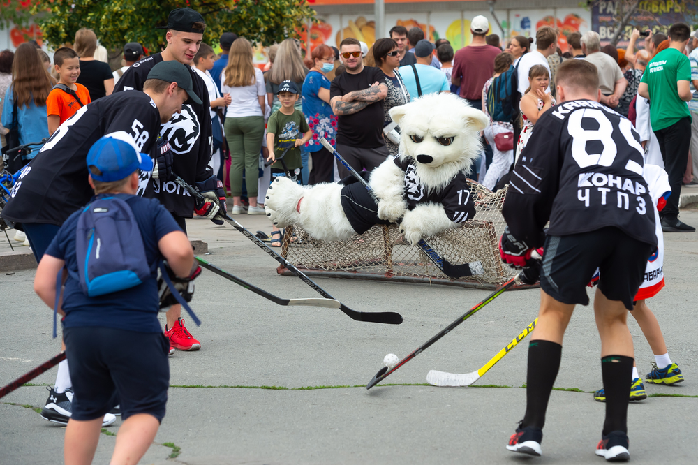 Хоккеисты «Трактора» сыграли во флорбол с юными копейчанами 