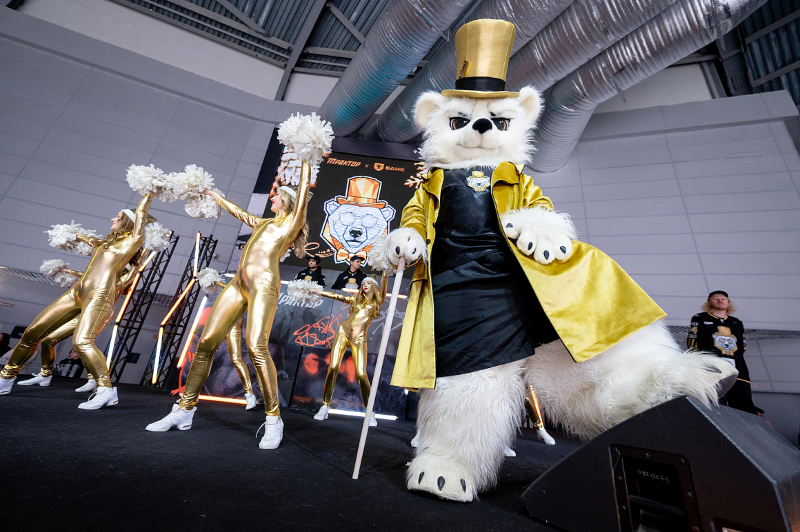 Шоколадное безумие и медведь в золотой бабочке. Яркий хоккейный Новый год в Челябинске 