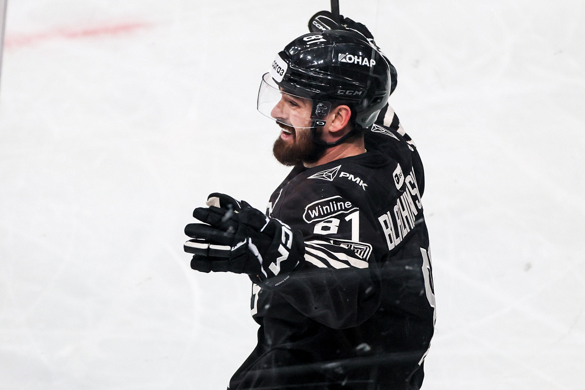 «Хоккей — командная игра, а то, что забивают защитники, это работа всей пятерки, и не только наша заслуга» | Артем Блажиевский 