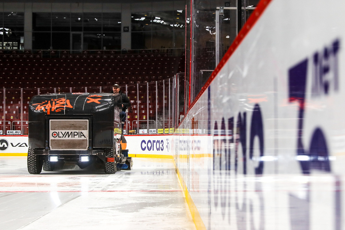 «Самый лучший лед в КХЛ»: челябинские ледовары раскрыли секрет качественной заливки площадки  
