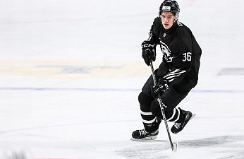 Данил Шубин: «Хороший матч. Было много атак и я думаю, что с трибун хоккей сегодня смотрелся зрелищно» 