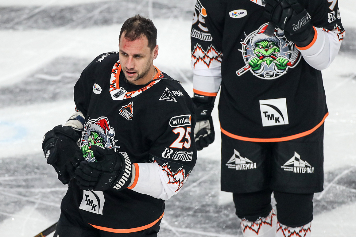 «Гринч на игровой майке? Я считаю, что в хоккее нужно делать побольше таких коллабораций» | Владимир Жарков 