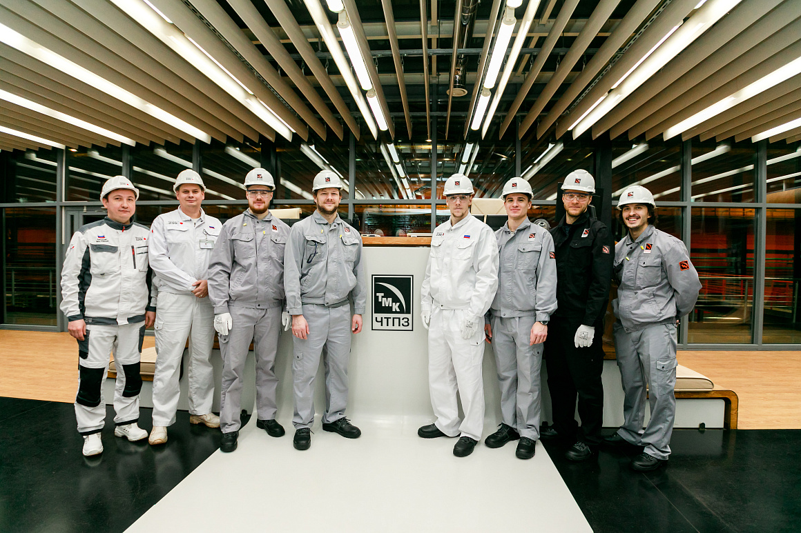 Игроки «Трактора» посетили с визитом ЧТПЗ  